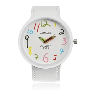 Dettaglio dell'orologio bianco WOMAGE con lancette a matita e numeri colorati vivaci