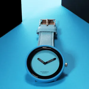 Primo piano dettagliato di un elegante orologio analogico azzurro con grande quadrante tondo