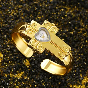 Dettaglio ravvicinato dell'orologio a bracciale a croce in oro vintage con quadrante a cuore