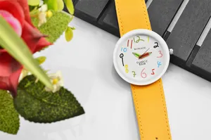 Primo piano di un orologio WOMAGE bianco con lancette a matita e cinturino giallo