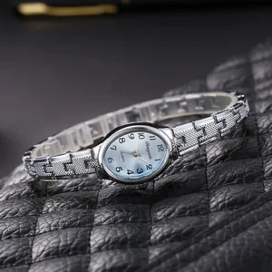 Elegante orologio da donna con quadrante ovale blu e cinturino in metallo argento