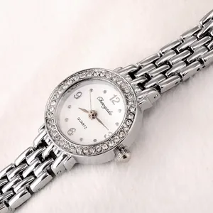 Nahaufnahme einer eleganten Damenuhr mit Strass-Lünette und silbernem Gliederarmband