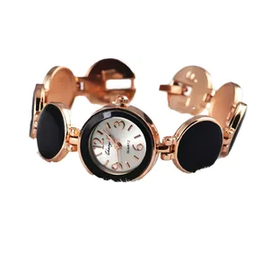Elegante orologio da polso da donna in oro rosa con cerchi neri e quadrante analogico