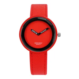Vista dettagliata dell'orologio al quarzo rosso alla moda con quadrante minimalista
