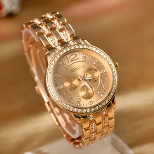 Vista macro dettagliata del quadrante dell'orologio in oro rosa con accenti in strass