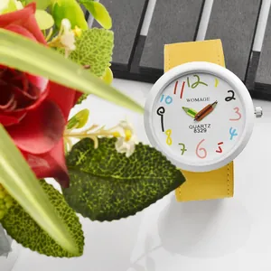 Vista dettagliata dell'orologio WOMAGE con lancette a matita e numeri colorati.