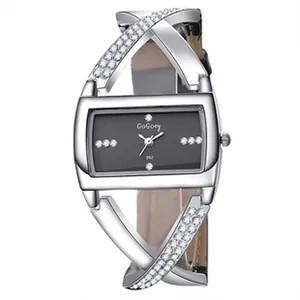 Vista dettagliata dell'orologio al quarzo da donna con cinturino a incrocio in strass