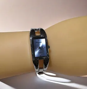 Dettaglio dell'orologio a bracciale in argento con quadrante blu quadrato e cinturino in metallo
