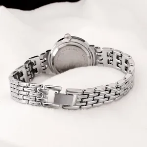 Rückansicht einer silbernen Damenarmbanduhr mit Gliederarmband aus Edelstahl