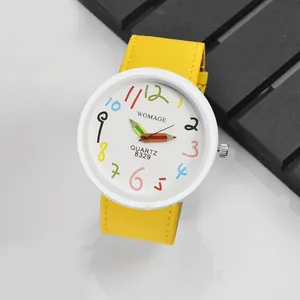 Dettaglio del quadrante dell'orologio WOMAGE con numeri colorati e lancette a forma di matita