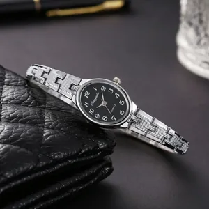 Dettaglio orologio a bracciale ovale in argento con quadrante nero su pelle