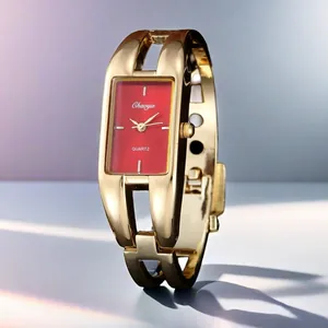 Primo piano di un elegante orologio a bracciale dorato con quadrante rosso rettangolare