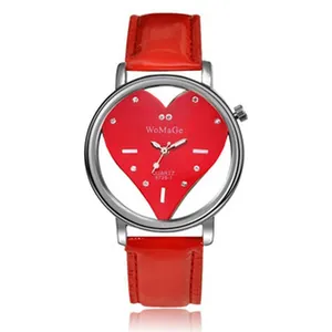 Vista dettagliata dell'orologio al quarzo WoMaGe con quadrante a cuore rosso e pelle.