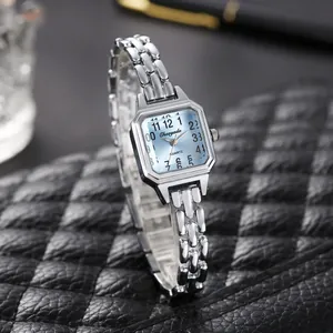 Dettaglio di un orologio a bracciale al quarzo argento da donna con quadrante quadrato azzurro