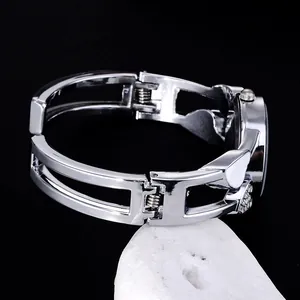 Vista laterale dettagliata dell'orologio da polso a cuore in argento da donna.