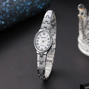 Elegante orologio da donna ovale color argento con un cinturino a maglia strutturato