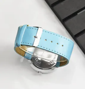 Vista dettagliata del cinturino in pelle azzurra e del retro dell'orologio