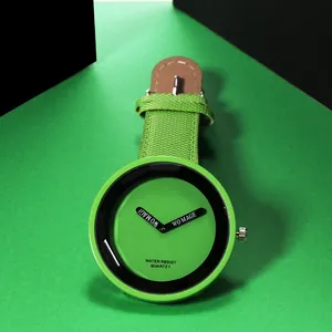 Vista dettagliata di un elegante orologio al quarzo verde con quadrante grande e cinturino