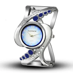 Primo piano dell'orologio a bracciale CANSNOW donna con quadrante blu sfumato e strass