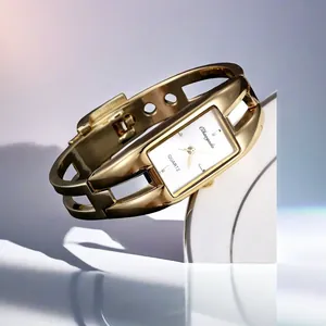 Vista dettagliata di un orologio a bracciale rigido dorato vintage da donna con quadrante rettangolare.