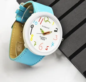 Dettaglio dell'orologio WOMAGE con lancette a matita colorate e cinturino blu