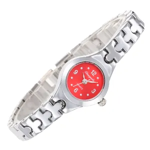 Detailweergave van zilverkleurig armbandhorloge met rode wijzerplaat en quartz uurwerk
