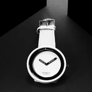Primo piano di un orologio al quarzo minimalista bianco e nero con cinturino in tela