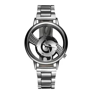 Dettaglio dell'orologio argento WoMage con quadrante traforato a forma di chiave di violino.