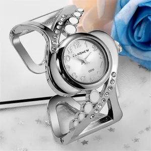 Elegante orologio a bracciale argento da donna con accenti floreali bianchi e strass lucidi
