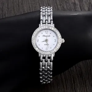 Detailansicht der silbernen Chaoyada Damen-Quarzuhr mit funkelnder Strass-Lünette
