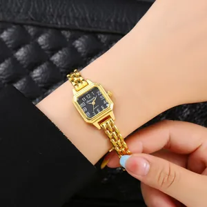 Elegante orologio al quarzo dorato da donna con piccolo quadrante nero quadrato di lusso