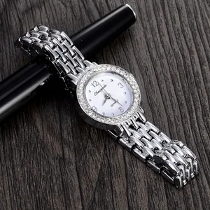Makrodetail einer eleganten Damen-Silberuhr mit einer schimmernden, kristallbesetzten Lünette