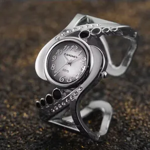 Dettaglio dell'orologio rigido argento CANSNOW con strass e accenti neri