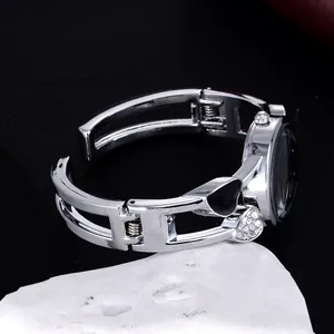 Vista laterale dell'orologio rigido a cuore in argento con decorazioni in cristallo