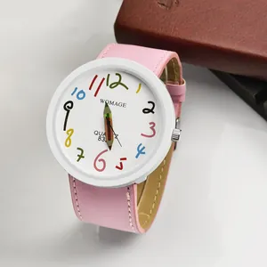 Orologio rosa da donna con lancette a matita e numeri colorati su quadrante bianco