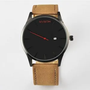 Vista dettagliata di un orologio nero minimalista con cinturino in pelle scamosciata.