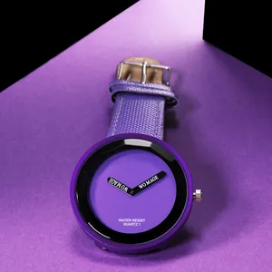 Primo piano di un elegante orologio al quarzo viola con quadrante grande e cinturino intrecciato.