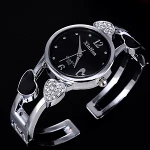 Vista dettagliata dell'orologio rigido a cuore con accenti in strass e smalto nero.