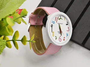 Primo piano di un orologio rosa per studenti con quadrante colorato e lancetta a matita