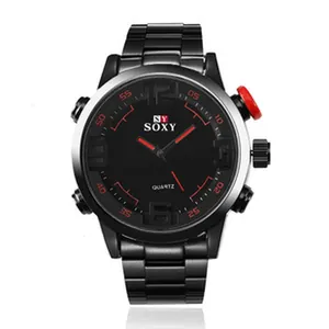 Dettaglio di un orologio militare nero da uomo con quadrante rosso e cinturino in acciaio