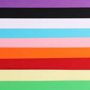 Dettaglio macro che mostra una collezione di cinturini per orologi in silicone dai colori vivaci