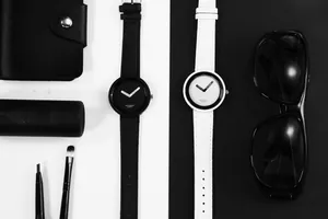 Orologi al quarzo minimalisti bianchi e neri su sfondo monocromatico per uno stile moderno