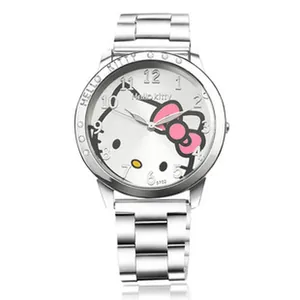 Dettaglio dell'orologio Hello Kitty argento con fiocco rosa e incisione