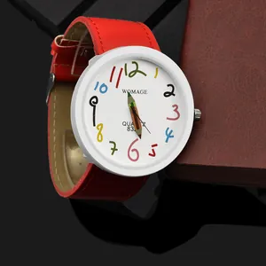 Dettaglio dell'orologio WOMAGE da donna con numeri colorati e cinturino rosso