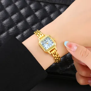 Elegante orologio da polso a quarzo quadrato dorato da donna mostrato nel dettaglio