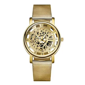 Vista dettagliata dell'orologio scheletrato oro SOXY con ingranaggi meccanici e cinturino
