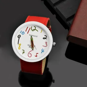Vista macro dell'orologio WOMAGE con lancette a matita e numeri colorati su cinturino rosso