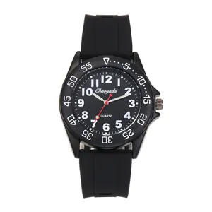 Dettaglio di un elegante orologio sportivo in silicone nero con numeri grandi