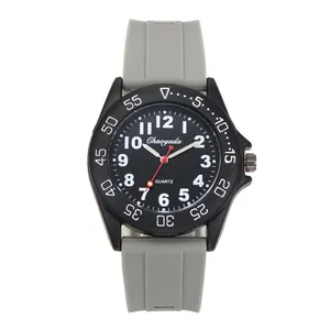 Vista dettagliata dell'orologio al quarzo con quadrante nero e cinturino in silicone grigio