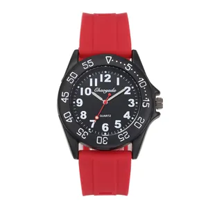 Vista dettagliata di un orologio al quarzo nero con cinturino in silicone rosso.